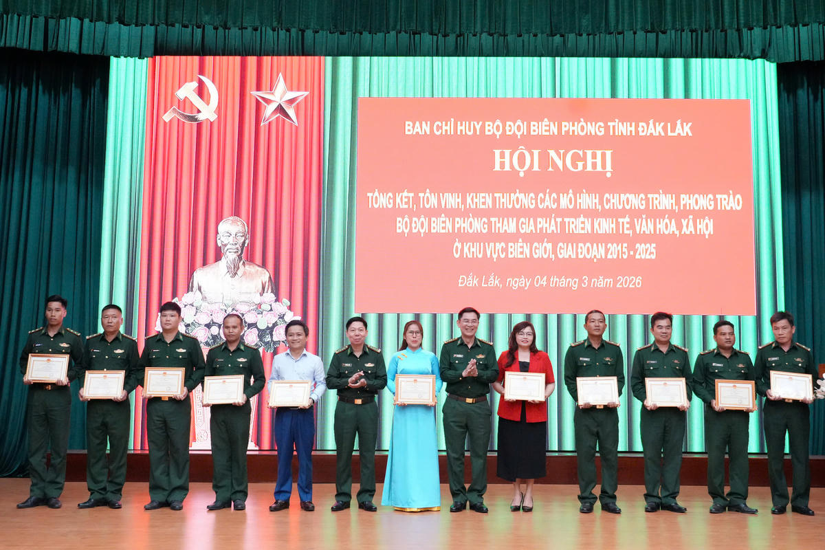 Lãnh đạo Ban Chỉ huy Bộ đội Biên phòng tỉnh Đắk Lắk tặng giấy khen cho các cá nhân có thành tích trong&nbsp;xuất sắc trong tham gia phát triển kinh tế, văn hóa, xã hội khu vực biên giới giai đoạn 2015–2025. Ảnh: TA.