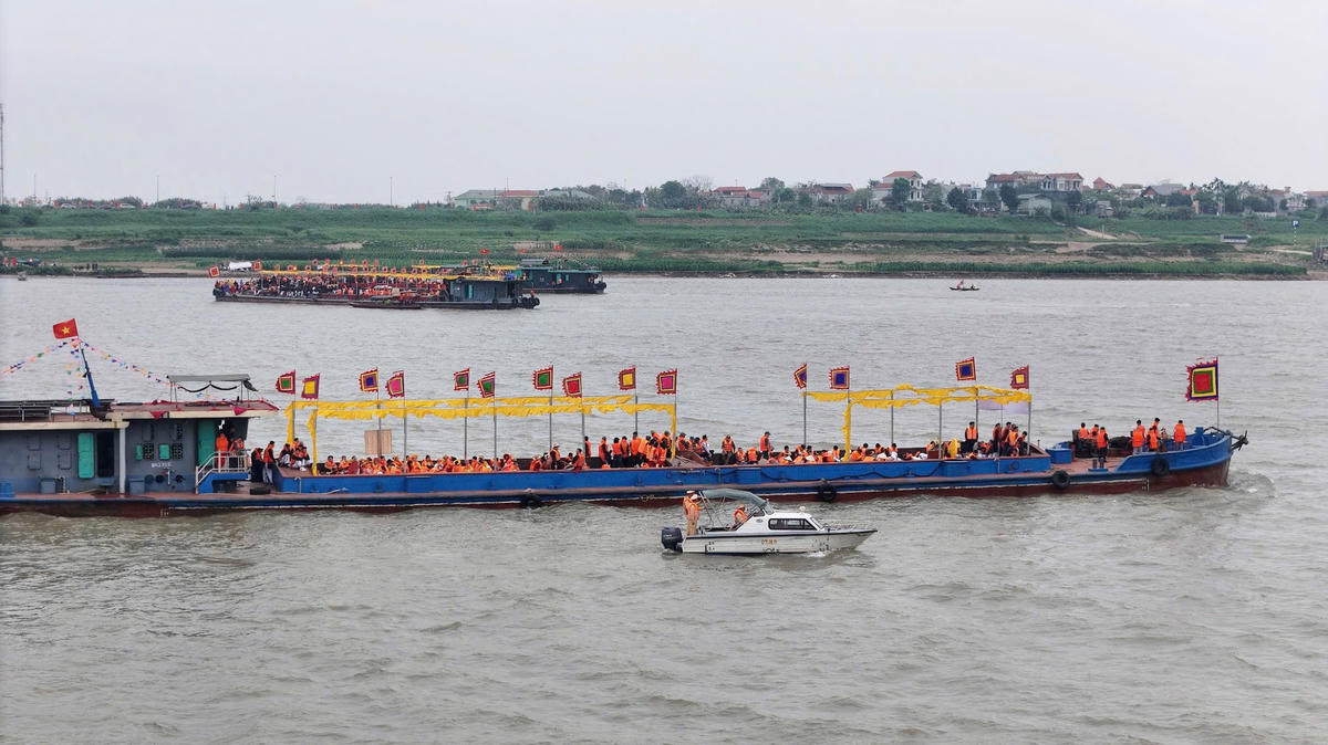 Lực lượng Cảnh sát đường thủy bám sát các hoạt động, sẵn sàng xử lý các tình huống.