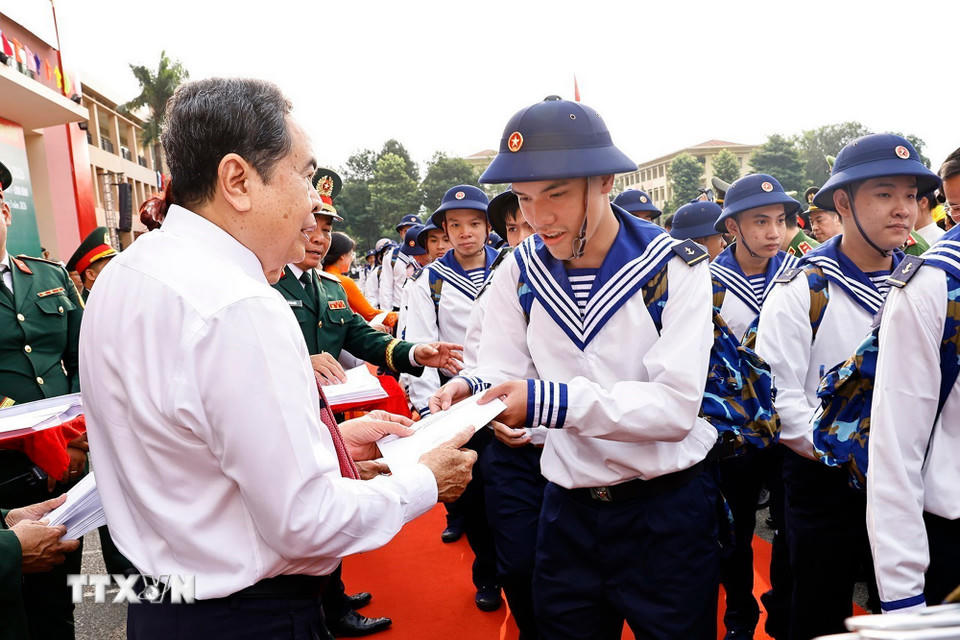 Chủ tịch Quốc hội Trần Thanh Mẫn động viên các tân binh. (Ảnh: Doãn Tấn/TTXVN)