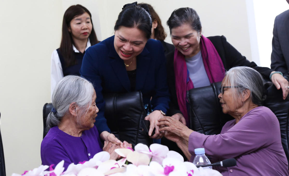 Bà Hà Thị Nga và bà&nbsp;Giàng Páo Mỷ thăm hỏi, động viên các cử tri cao tuổi.