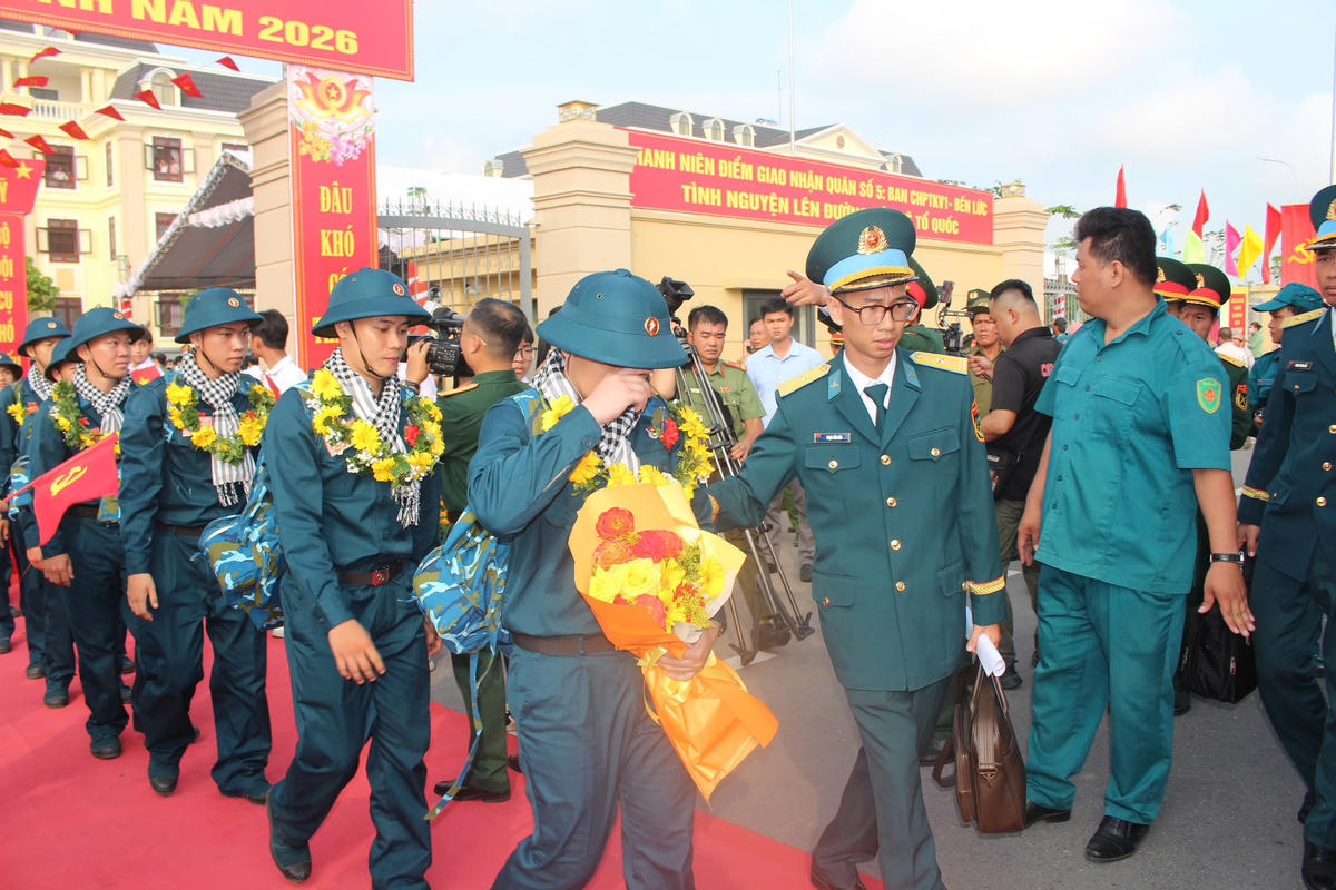 Các thanh niên trẻ ở Tây Ninh lên đường nhập ngũ. Ảnh: T.Trung.