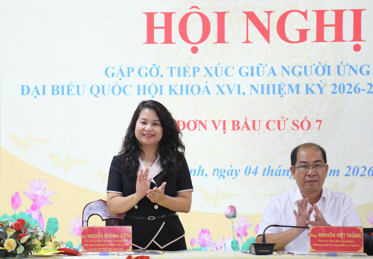 Bà Nguyễn Quỳnh Liên tại buổi&nbsp;tiếp xúc cử tri xã Vân Khánh. (ảnh: Thanh Tiến)