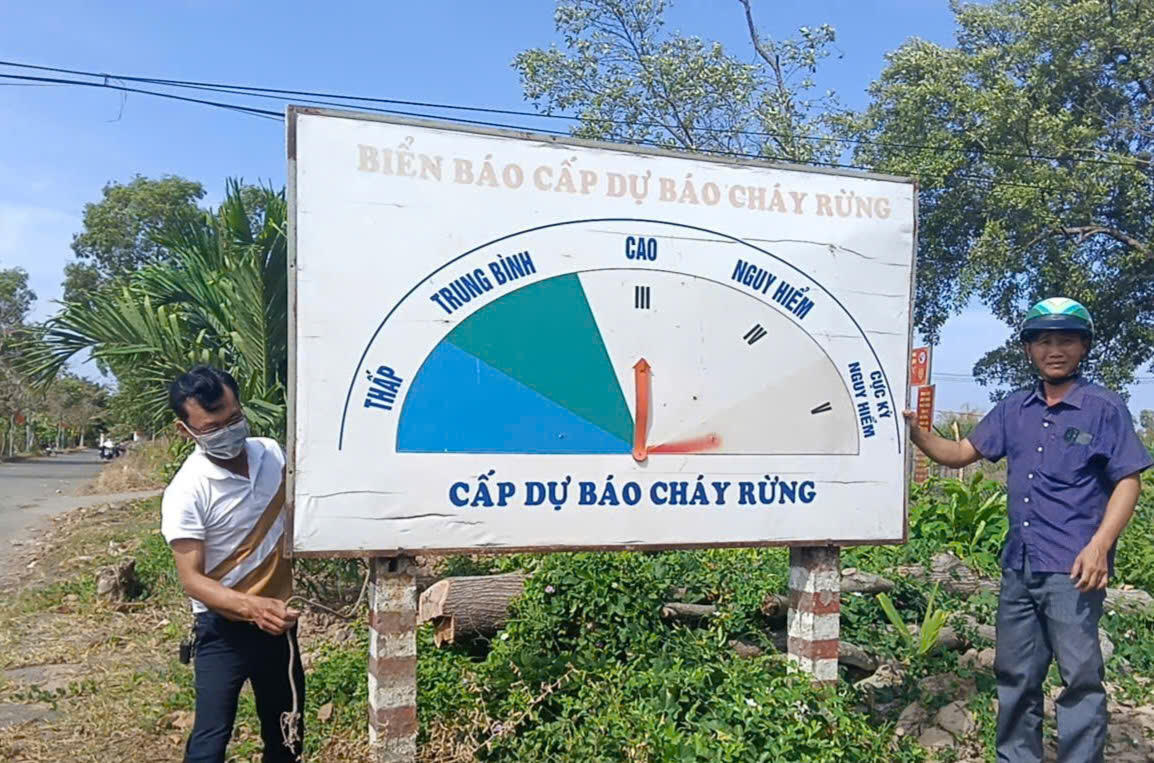 Sữa chữa, nâng cấp lại biển báo hiệu cấp dự báo cháy rừng. Ảnh: Nguyên Du