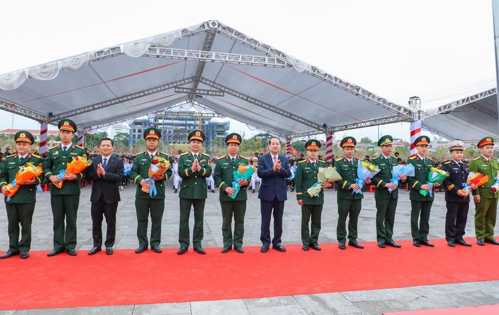 Chủ tịch Ủy ban MTTQ tỉnh Ninh Bình Mai Văn Tuất tặng hoa cho đại diện các đơn vị nhận quân. Ảnh: Đức Lam