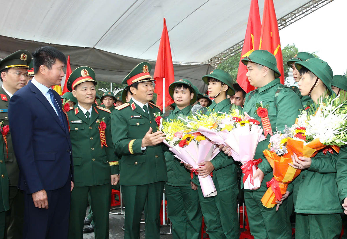 Đại tướng Nguyễn Tân Cương động viên các tân binh trước giờ lên đường nhập ngũ. Ảnh: BQP