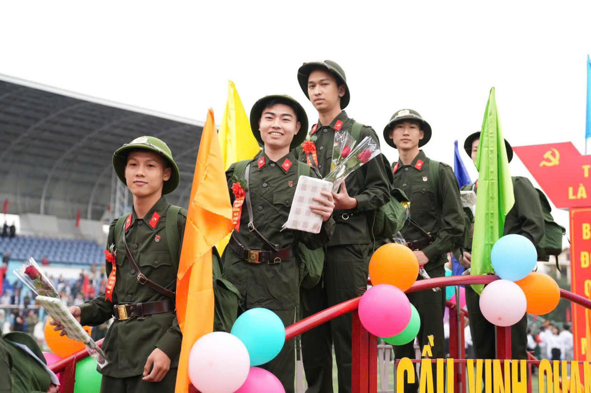 Các tân binh lên đường thực hiện nghĩa vụ đều vui vẻ. Ảnh: Mạnh Việt.