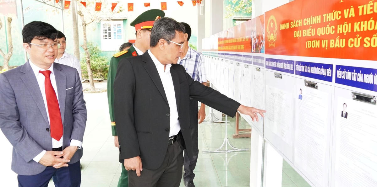 Lãnh đạo phường Đức Phổ báo cáo với Bí thư Tỉnh ủy Quảng Ngãi Hồ Văn Niên về việc niêm yết tiểu sử các ứng cử viên ĐBQH khóa XVI. Ảnh: CV.