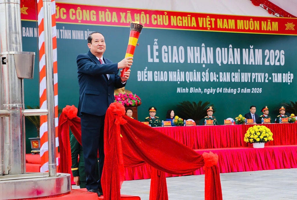 Ông Mai Văn Tuất - Phó Bí thư Tỉnh ủy, Chủ tịch Ủy ban MTTQ tỉnh Ninh Bình thực hiện nghi lễ thắp lửa truyền thống tại điểm giao nhận quân số 4 (Ban CHPT khu vực 2 - Tam Điệp). Ảnh: Đức Lam
