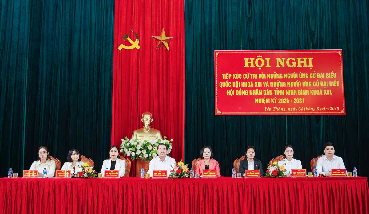 Phó Chủ tịch Quốc hội Nguyễn Thị Thanh và Phó Bí thư Tỉnh ủy, Chủ tịch Ủy ban MTTQ tỉnh Ninh Bình Mai Văn Tuất tiếp xúc cử tri tại đơn vị bầu cử số 4. Ảnh: Trọng Hiếu.