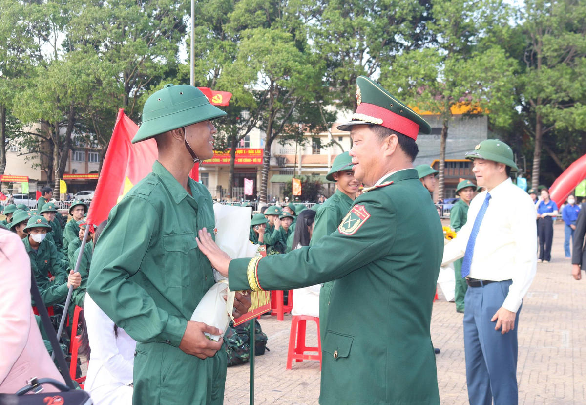Thiếu tướng Trần Thanh Hải, Ủy viên Ban Thường vụ Đảng ủy, Phó Tư lệnh Quân khu 5 động viên thanh niên lên đường nhập ngũ. Ảnh:PD.