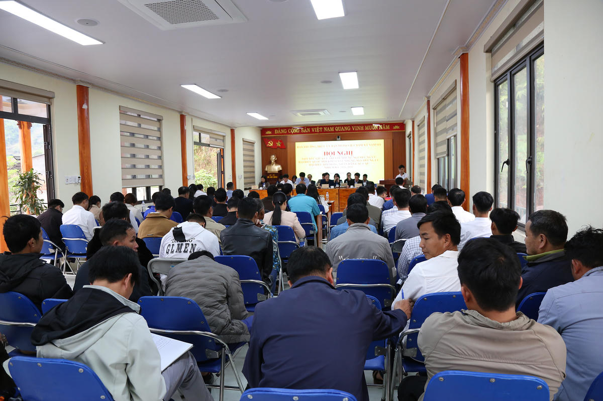 Hơn 100 cử tri, đại diện cho các hộ gia đình dân tộc Thái, Dao, Hmông... sinh sống trên địa bàn có mặt tại nhà văn hóa xã Nậm Sỏ dự buổi tiếp xúc các ứng cử viên đại biểu Quốc hội khóa XVI và HĐND các cấp nhiệm kỳ 2026-2031.