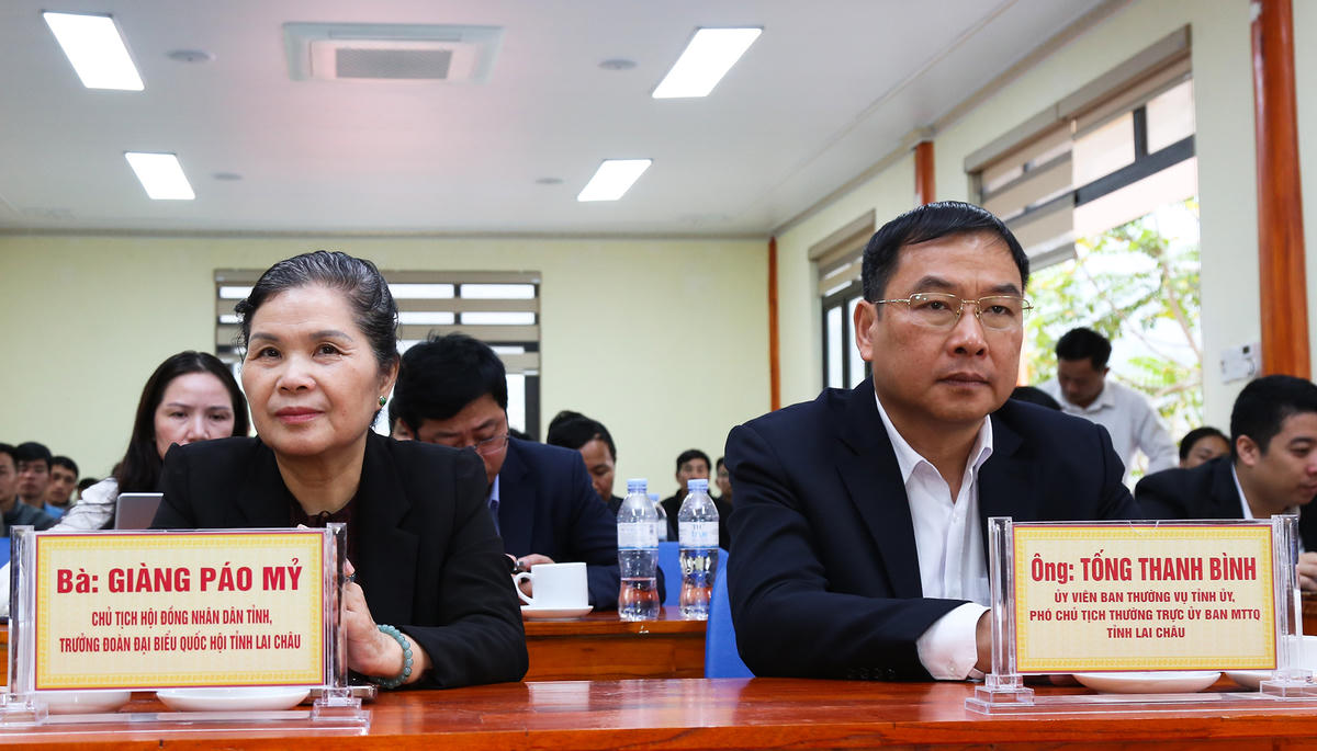 Lãnh đạo tỉnh Lai Châu dự buổi tiếp xúc cử tri có bà Giàng Páo Mỷ - Chủ tịch HĐND tỉnh, Trưởng đoàn đại biểu Quốc hội tỉnh và ông Tống Thanh Bình - Ủy viên Ban Thường vụ Tỉnh ủy, Phó Chủ tịch Thường trực Ủy ban MTTQ Việt Nam tỉnh Lai Châu.