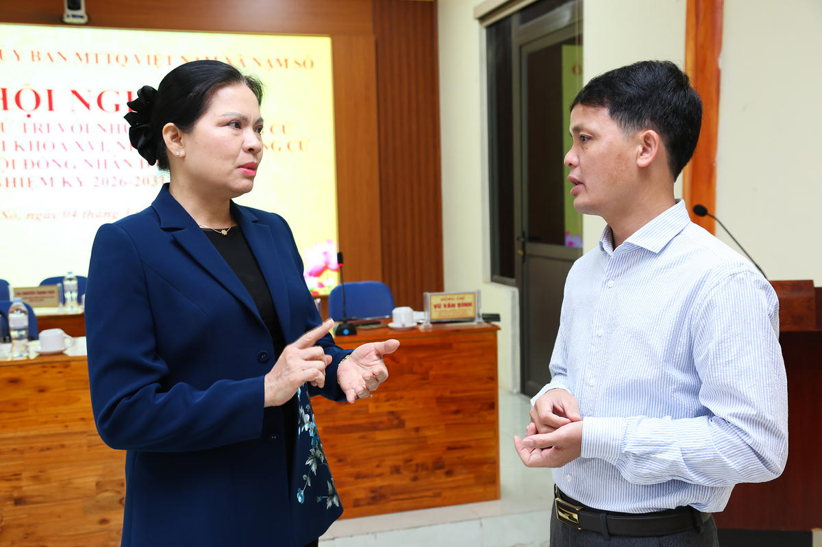 Phó Chủ tịch - Tổng Thư ký Ủy ban Trung ương MTTQ Việt Nam Hà Thị Nga trò chuyện với ông Vũ Hữu Mạnh - Chủ tịch UBND xã Nậm Sỏ. Bà Hà Thị Nga bày tỏ vui mừng khi quay trở lại đây, được thấy xã có không gian phát triển mới và đạt nhiều kết quả tích cực, đặc biệt trong việc xóa nhà tạm, nhà dột nát, nông nghiệp có bước phát triển vượt bậc với vùng trồng cây mắc ca, nuôi cá lồng hay du lịch.