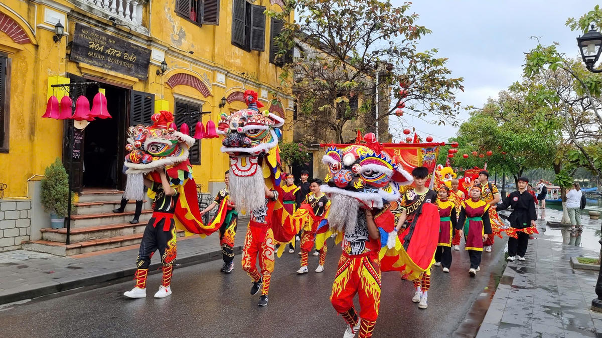 Đoàn diễu hành giới thiệu Tết Nguyên Tiêu năm 2026 ở Hội An. Ảnh: CV.