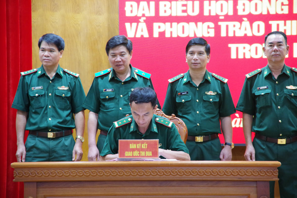 Các đơn vị ký kết giao ước thi đua. Ảnh: Quang Tiến.