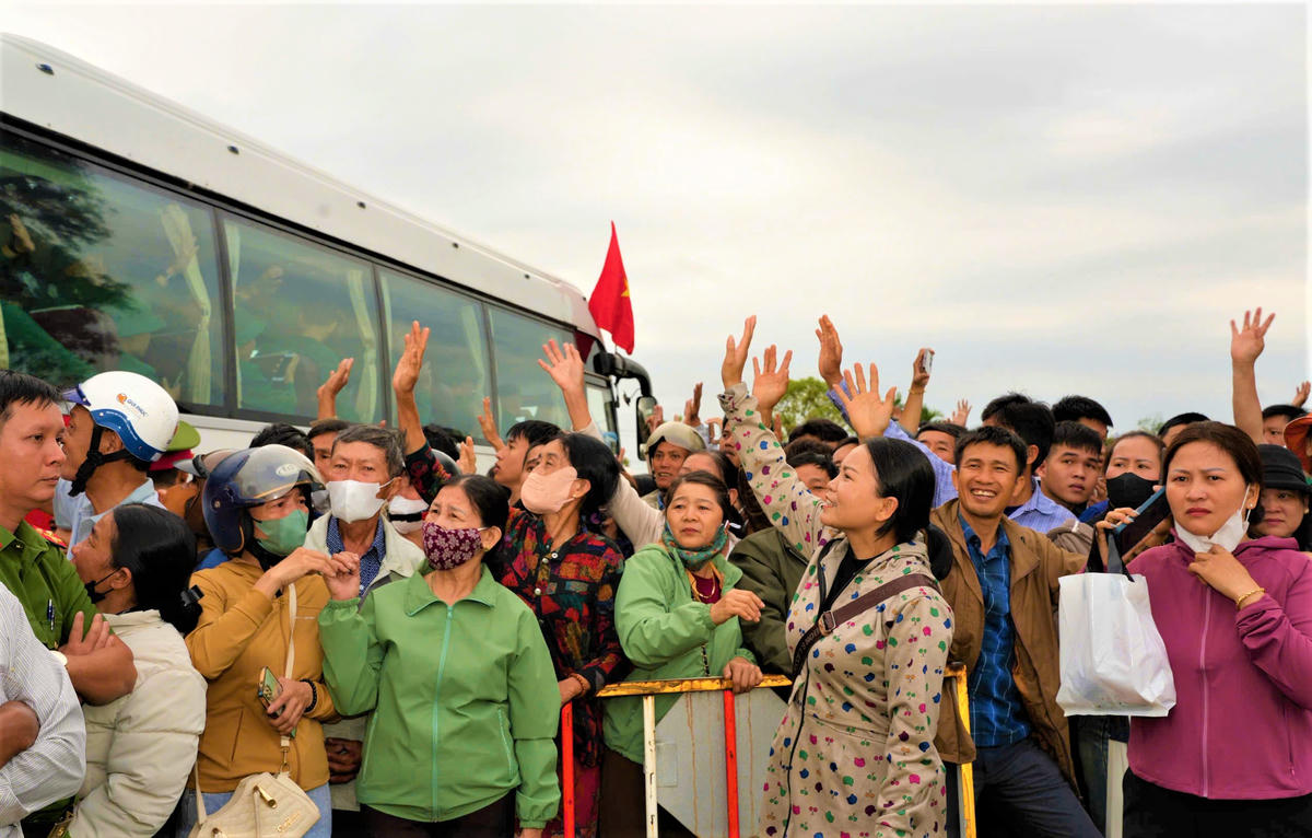Người thân Quảng Ngãi chào tân binh lên đường nhập ngũ. Ảnh: CV.