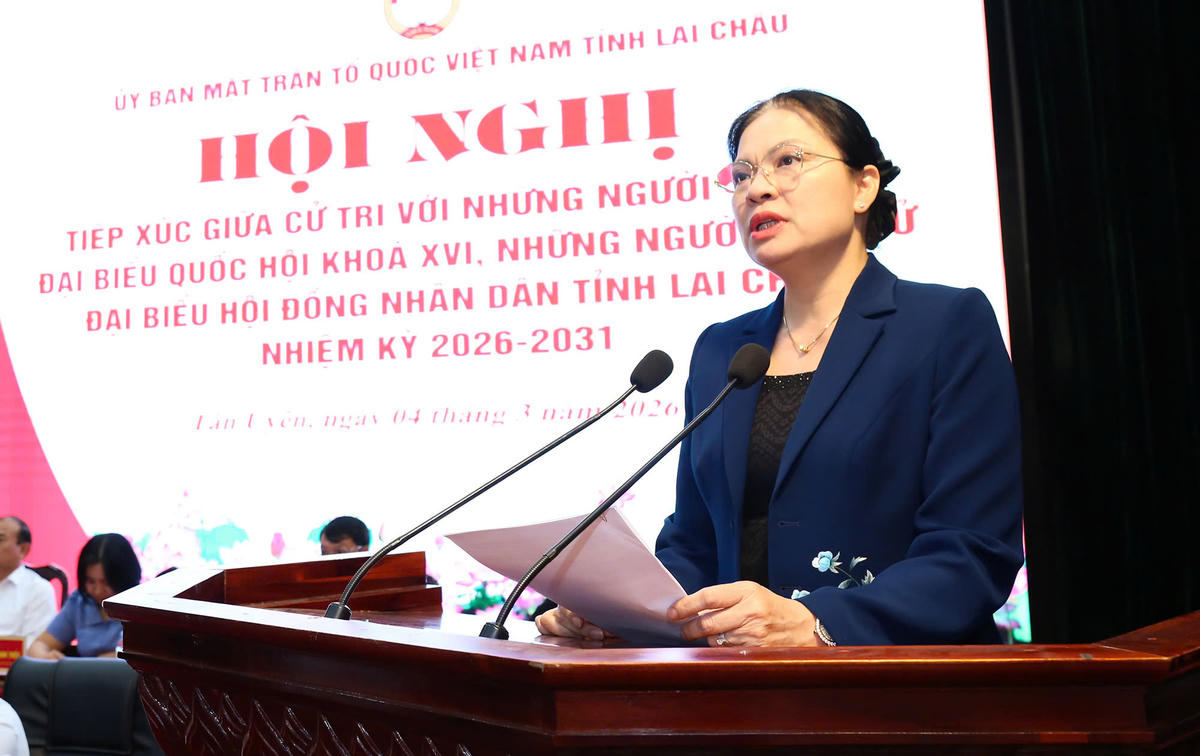 Phó Chủ tịch - Tổng Thư ký Ủy ban Trung ương MTTQ Việt Nam Hà Thị Nga phát biểu tại hội nghị tiếp xúc cử tri ở xã Tân Uyên.