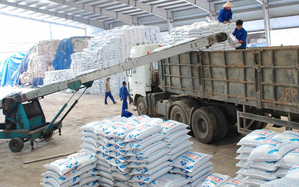 Hoạt động xuất khẩu phân bón của các doanh nghiệp Việt Nam. Ảnh: Hạ Lan.