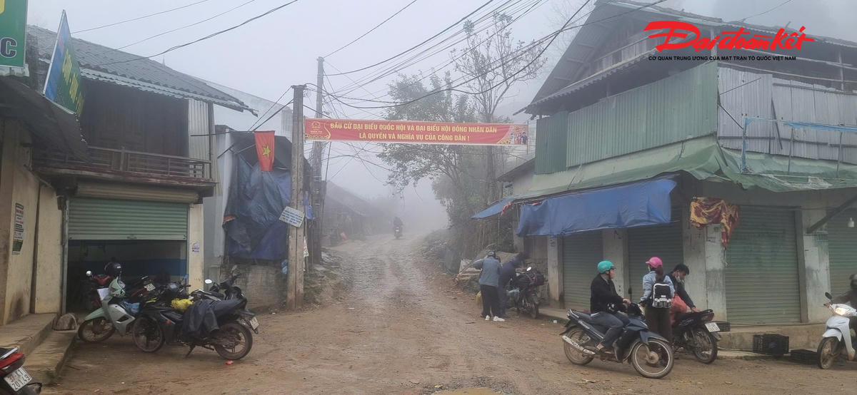 Theo báo cáo của Uỷ ban bầu cử xã Mường Lống, ngoài các ứng cử viên bầu cử Quốc hội và HĐND tỉnh, tổng số đại biểu HĐND cấp xã nhiệm kỳ 2026–2031 được bầu là 15 đại biểu; số người được giới thiệu ứng cử sau hiệp thương lần ba là 23 người. Ngoài ra, Uỷ ban nhân dân xã Mường Lống đã rà soát, xác định các khu vực bỏ phiếu gồm 13 khu vực thuộc 7 tổ bầu cử với số lượng 3.498 cử tri. Ảnh: ĐB