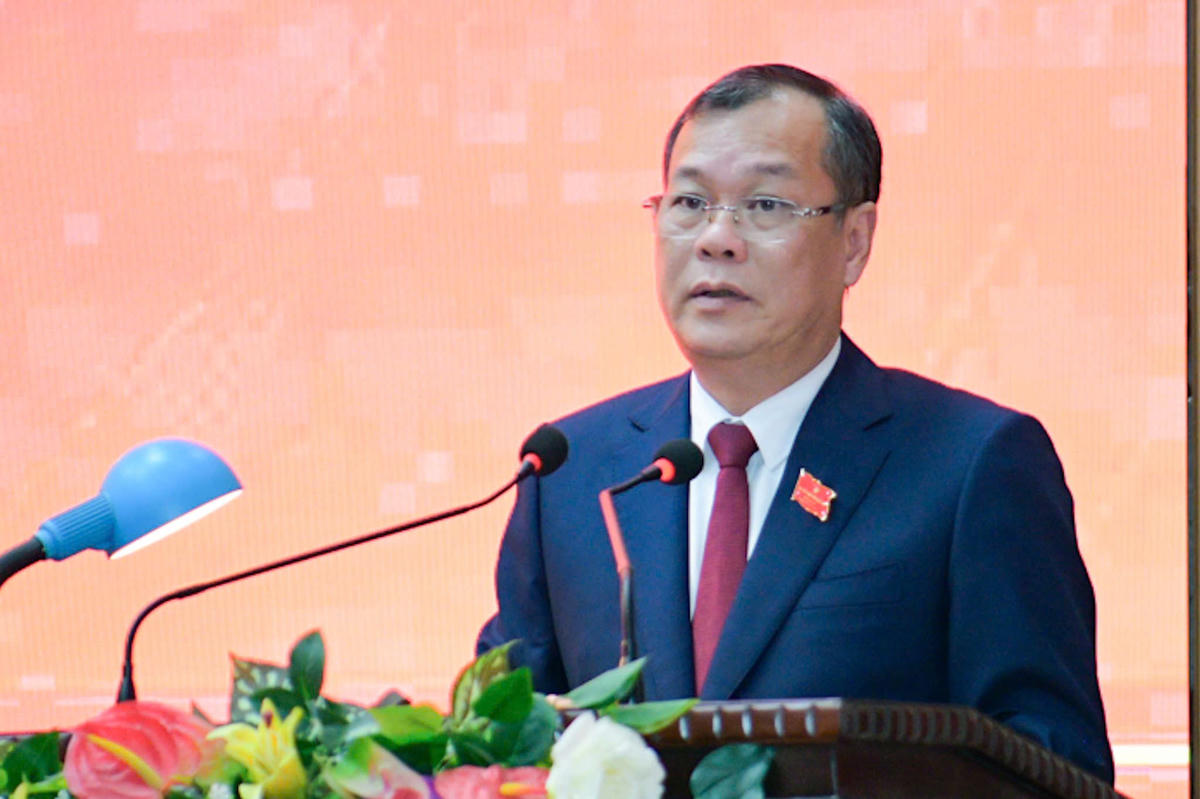 Ông Lê Quốc Chỉnh - Chủ tịch HĐND tỉnh Ninh Bình phát biểu mở đầu kỳ họp. Ảnh: Trường Giang