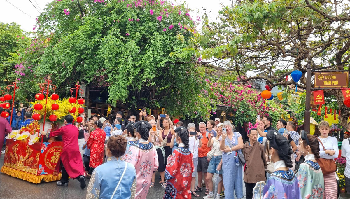 Đoàn du khách nước ngoài thích thú Lễ hội Tết nguyên Tiêu năm 2026. Ảnh: CV.