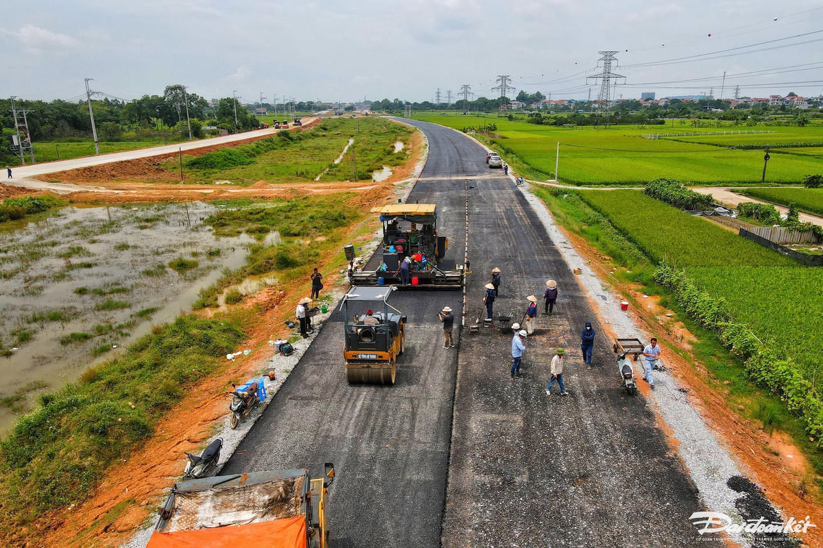 Ban Chỉ đạo dự án đường Vành đai 4 yêu cầu các địa phương tập trung chỉ đạo quyết liệt, phấn đấu thông xe toàn bộ hệ thống đường song hành trên địa bàn 3 tỉnh, thành phố chậm nhất vào tháng 6/2026, hoàn thành toàn tuyến năm 2027.
