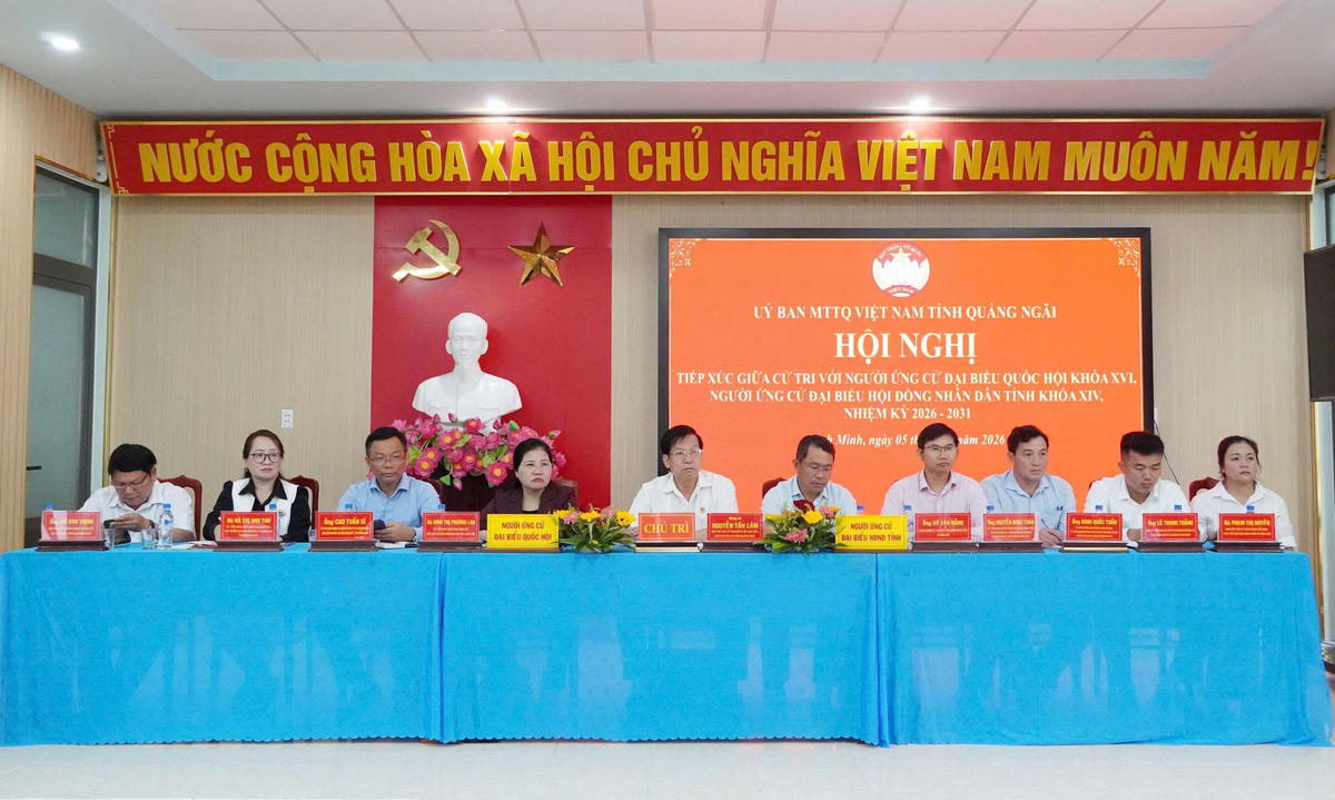 Các ứng cử viên ĐBQH khóa XVI và đại biểu HĐND tỉnh&nbsp;khóa XIV, nhiệm kỳ 2026-2031tiếp xúc với cử tri các xã Bình Minh và Bình Chương. Ảnh: CV.