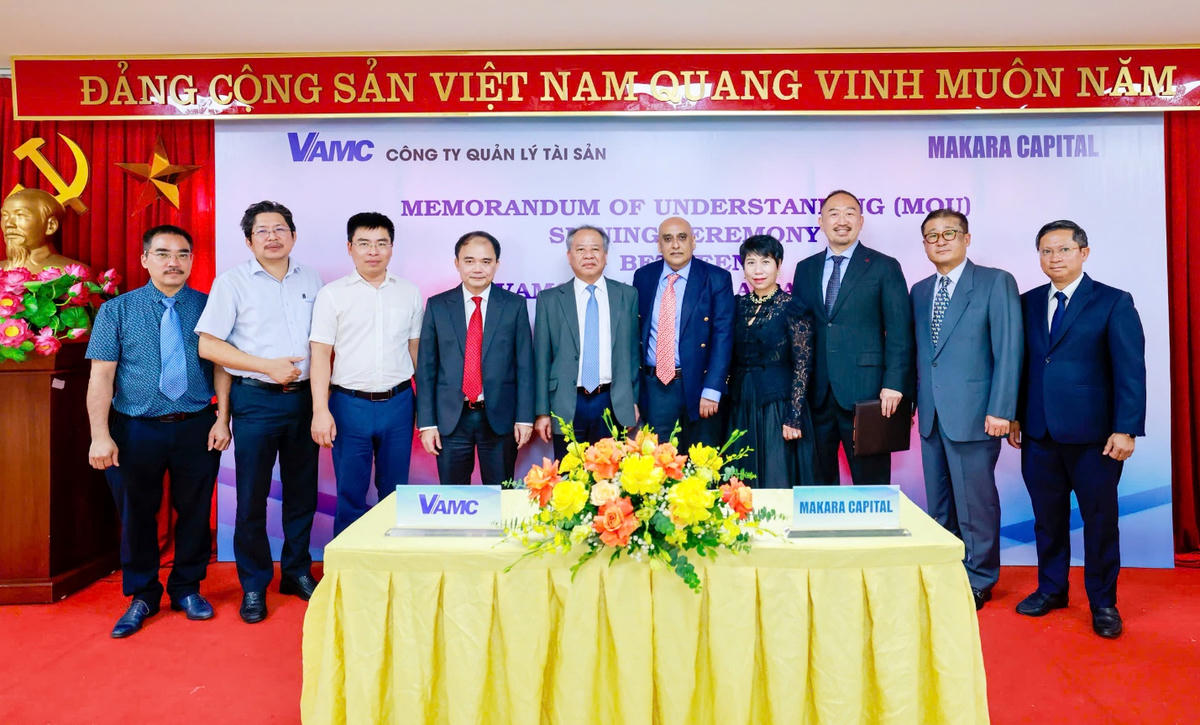 Ông Đặng Đình Thích, Quyền Tổng Giám đốc VAMC và ông Ali Ijaz Ahmad, Chủ tịch kiêm Tổng Giám đốc Makara Capital ký kết biên bản ghi nhớ.