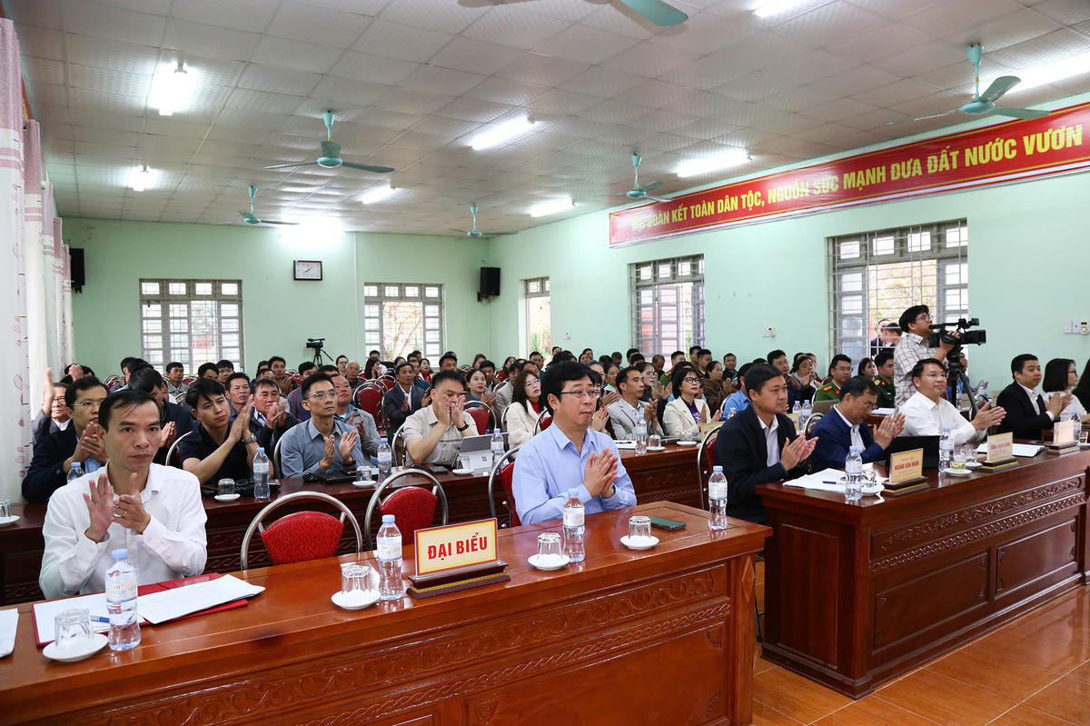 Quang cảnh hội nghị tiếp xúc cử tri ở Mường Khoa.