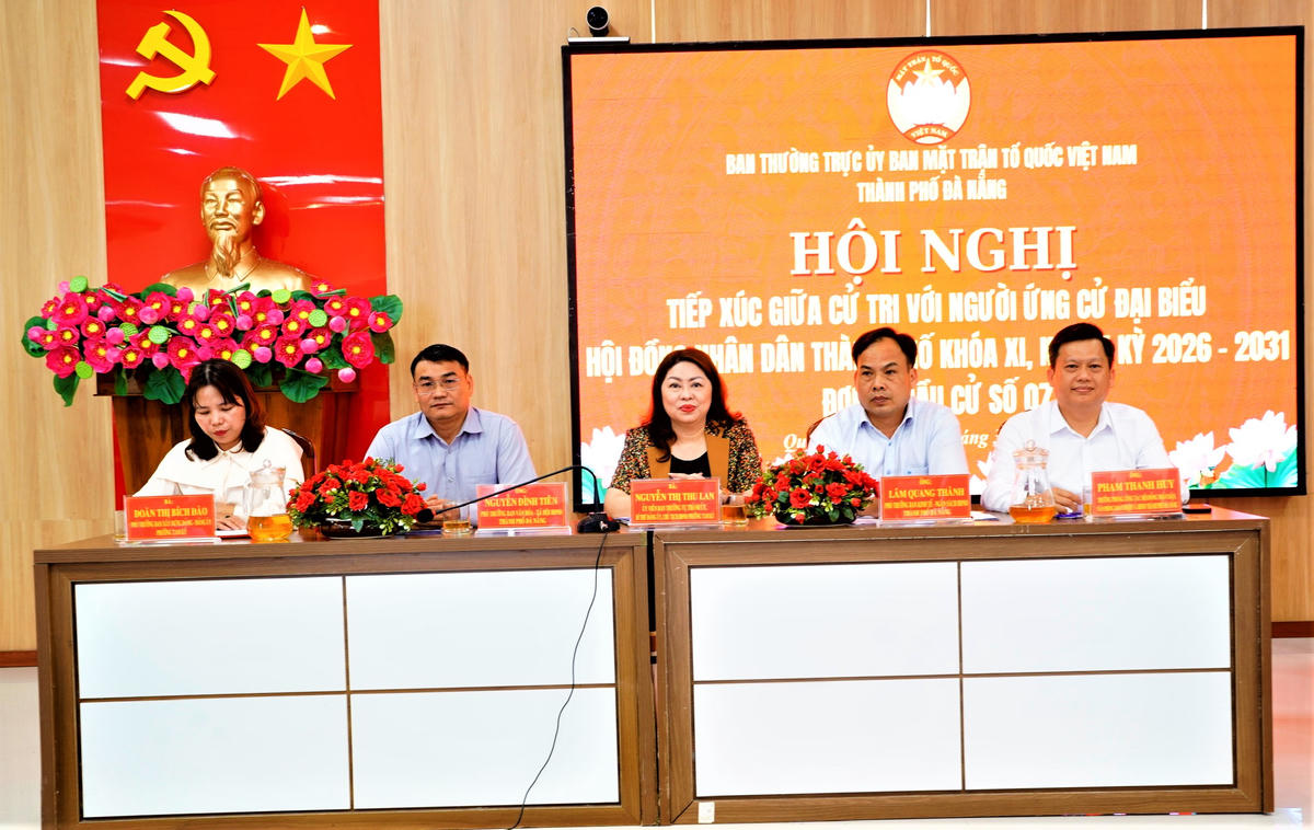 Các ứng cử viên đại biểu HĐND thành phố khóa XI, đơn vị bầu cử số 7 tiếp xúc cử tri phường Quảng Phú. Ảnh: Nguyễn Tín.