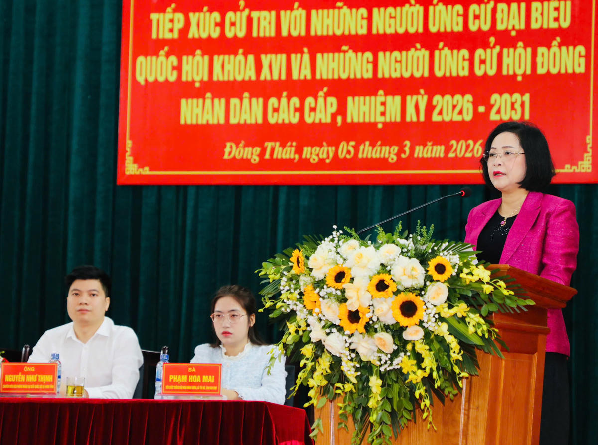 Phó Chủ tịch Quốc hội Nguyễn Thị Thanh trình bày chương trình hành động trước cử tri. Ảnh: Đức Lam.