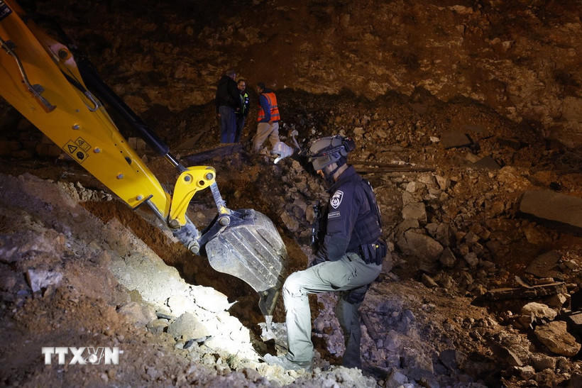 Hiện trường một vụ tấn công tên lửa tại Jerusalem ngày 2/3/2026. Ảnh: THX/TTXVN.