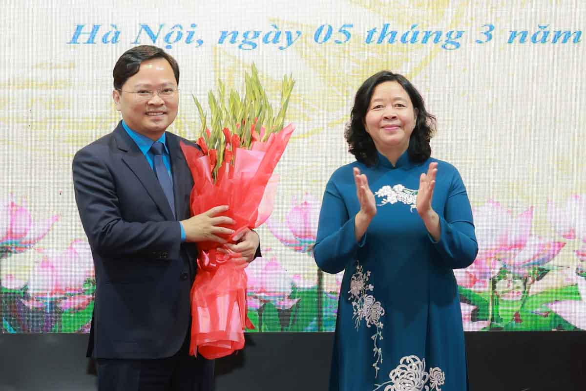 Đồng chí Bùi Thị Minh Hoài, Ủy viên Bộ Chính trị, Bí thư Trung ương Đảng, Bí thư Đảng ủy MTTQ, các đoàn thể Trung ương, Chủ tịch UBTƯ MTTQ Việt Nam trao quyết định và tặng hoa đồng chí Nguyễn Anh Tuấn, Ủy viên Ban Chấp hành Trung ương Đảng, Ủy viên Ban Thường vụ Đảng ủy Mặt trận Tổ quốc, các đoàn thể Trung ương, Bí thư Đảng ủy Tổng Liên đoàn Lao động Việt Nam, Chủ tịch Tổng Liên đoàn Lao động Việt Nam, nhiệm kỳ 2023 - 2028. Ảnh: Hải Nguyễn