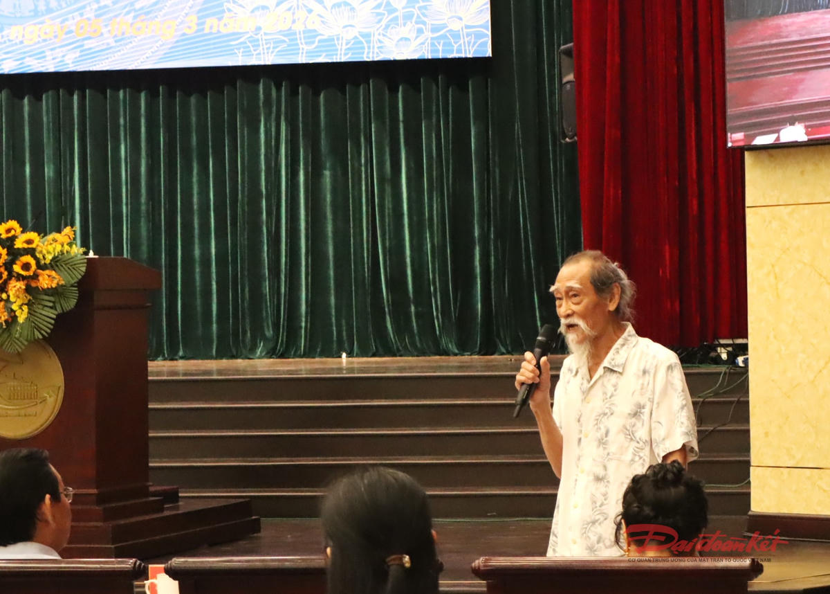 NSƯT Mạnh Dung (nghệ sĩ cải lương, diễn viên truyền hình) chia sẻ tại buổi họp mặt. Ảnh: Hồng Phúc.