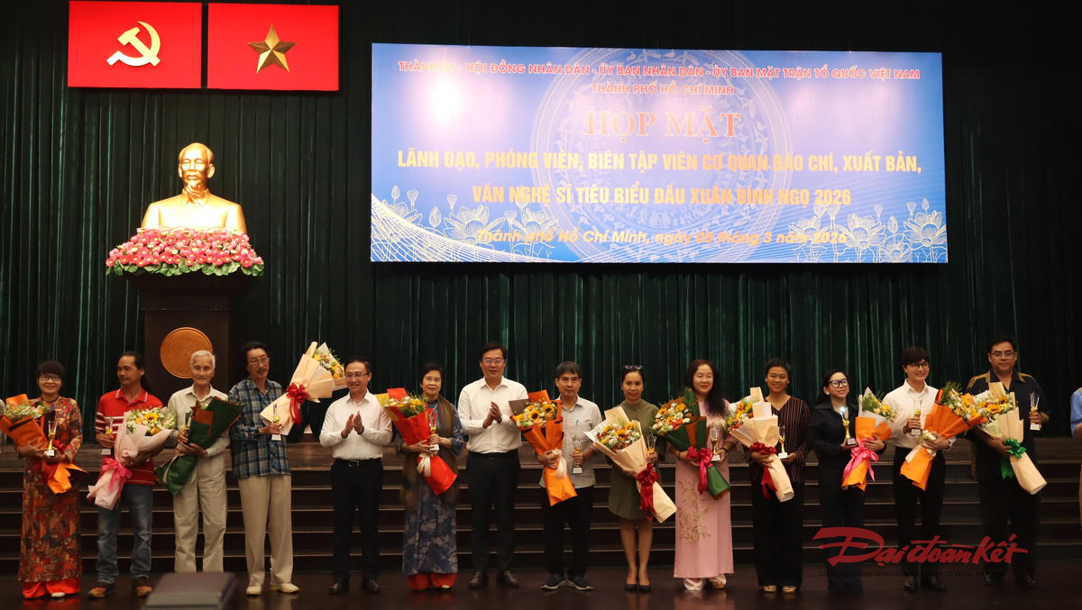 Vinh danh các văn nghệ sĩ tiêu biểu tại buổi họp mặt. Ảnh: Hồng Phúc.