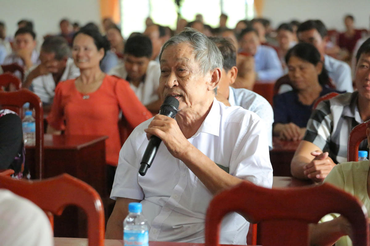 Các cử tri bày tỏ ý kiến với các ứng viên tại buổi tiếp xúc. Ảnh: A.Huy.