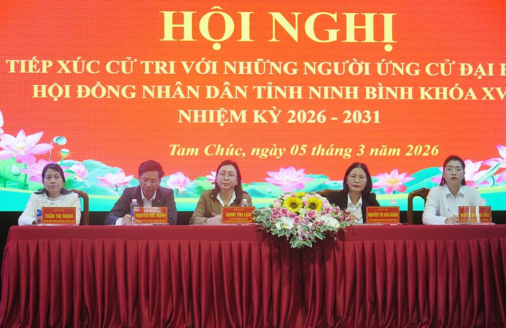 Các ứng cử viên HĐND tỉnh tiếp xúc cử tri phường Tam Chúc Ảnh: Phạm Hiền.