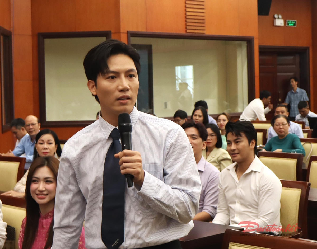 Ca sĩ Anh Tú phát biểu tại buổi họp mặt. Ảnh: Hồng Phúc.