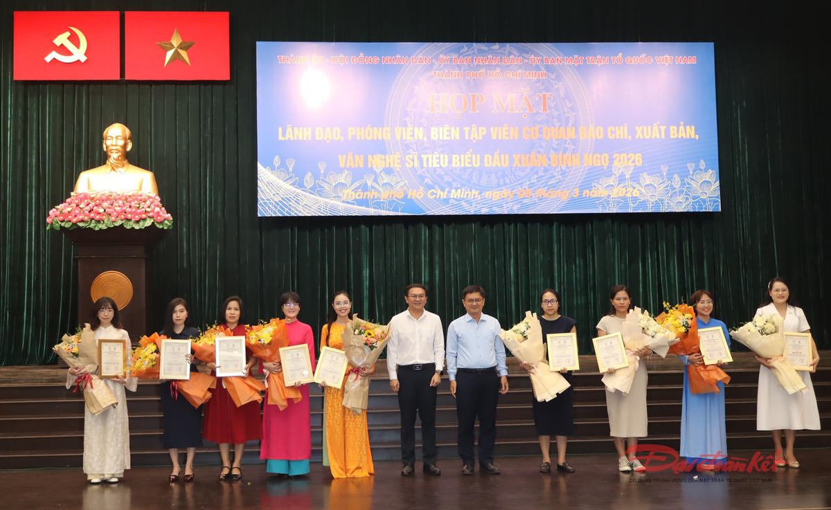 Phóng viên Thanh Giang (Báo Đại đoàn kết) nhận giải Khuyến khích Giải thưởng Báo chí TP Hồ Chí Minh viết về Nghị quyết số 57-NQ/TW. Ảnh: Hồng Phúc.