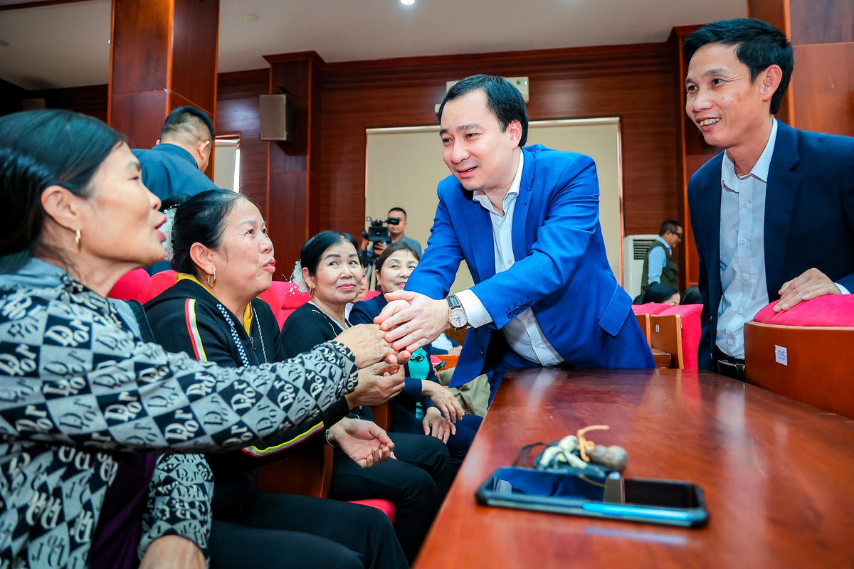 Ông Vũ Văn Tiến chia sẻ với cử tri, bày tỏ đặc biệt quan tâm đến các giải pháp nhằm nâng cao đời sống nhân dân.