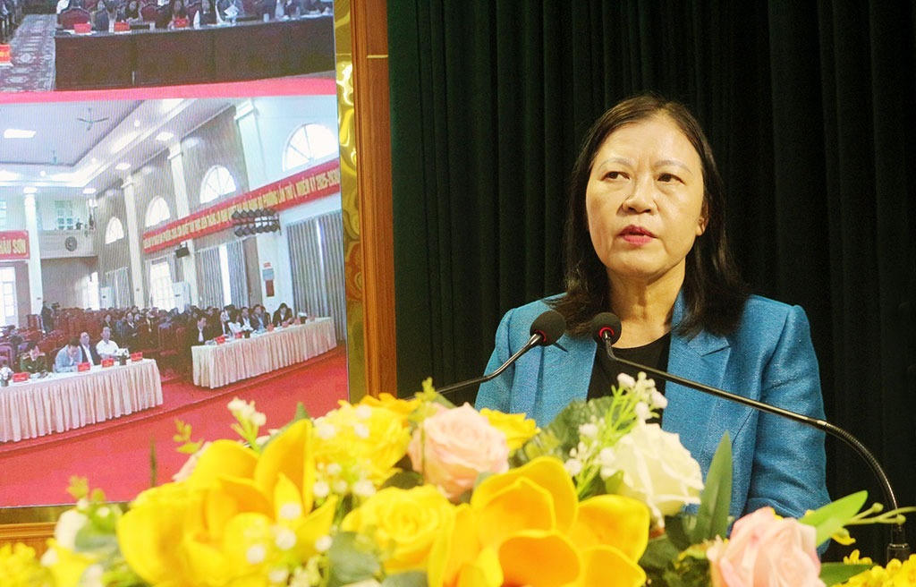 Bà Lê Thị Nga - Phó Chủ nhiệm Thường trực Ủy ban Dân nguyện và Giám sát của Quốc hội trình bày chương trình hành động trước cử tri phường Phủ Lý. Ảnh: Tiến Đoàn.