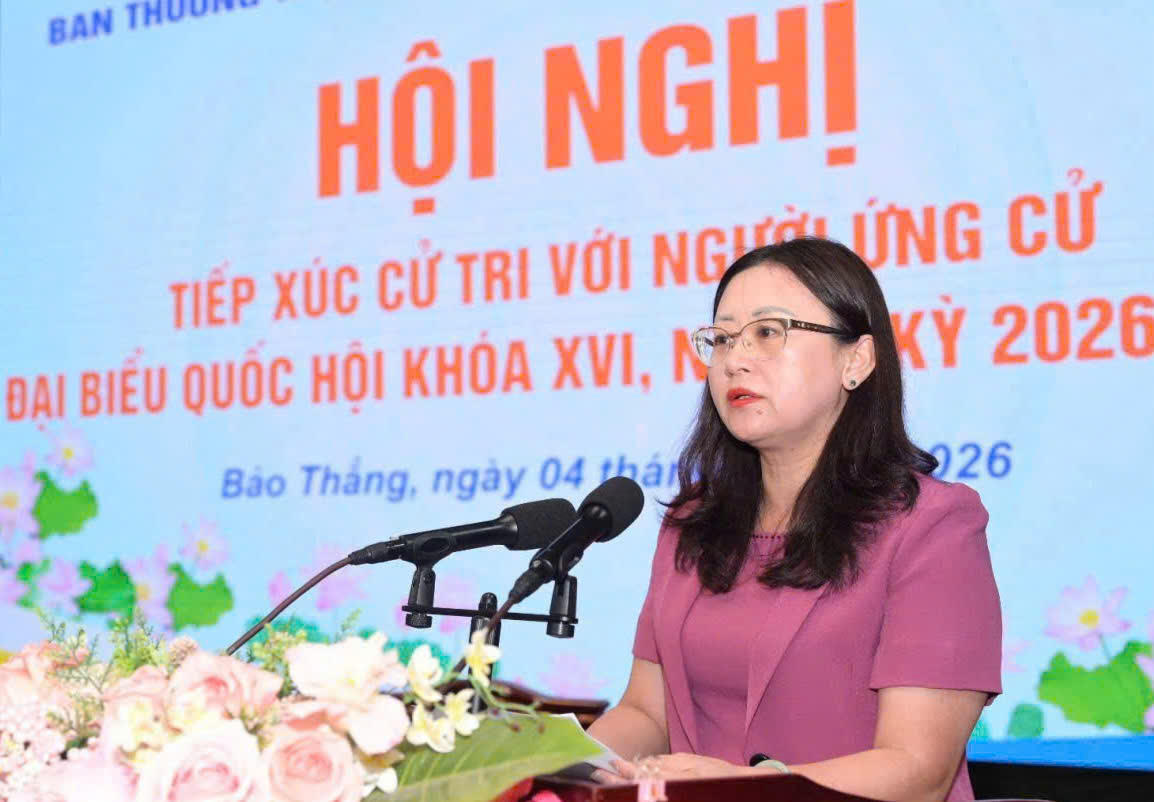 Bà Giàng Thị Dung phát biểu tại buổi tiếp xúc cử tri diễn ra vào ngày 4/3 tại xã Bảo Thắng. Ảnh: Thành Trung.