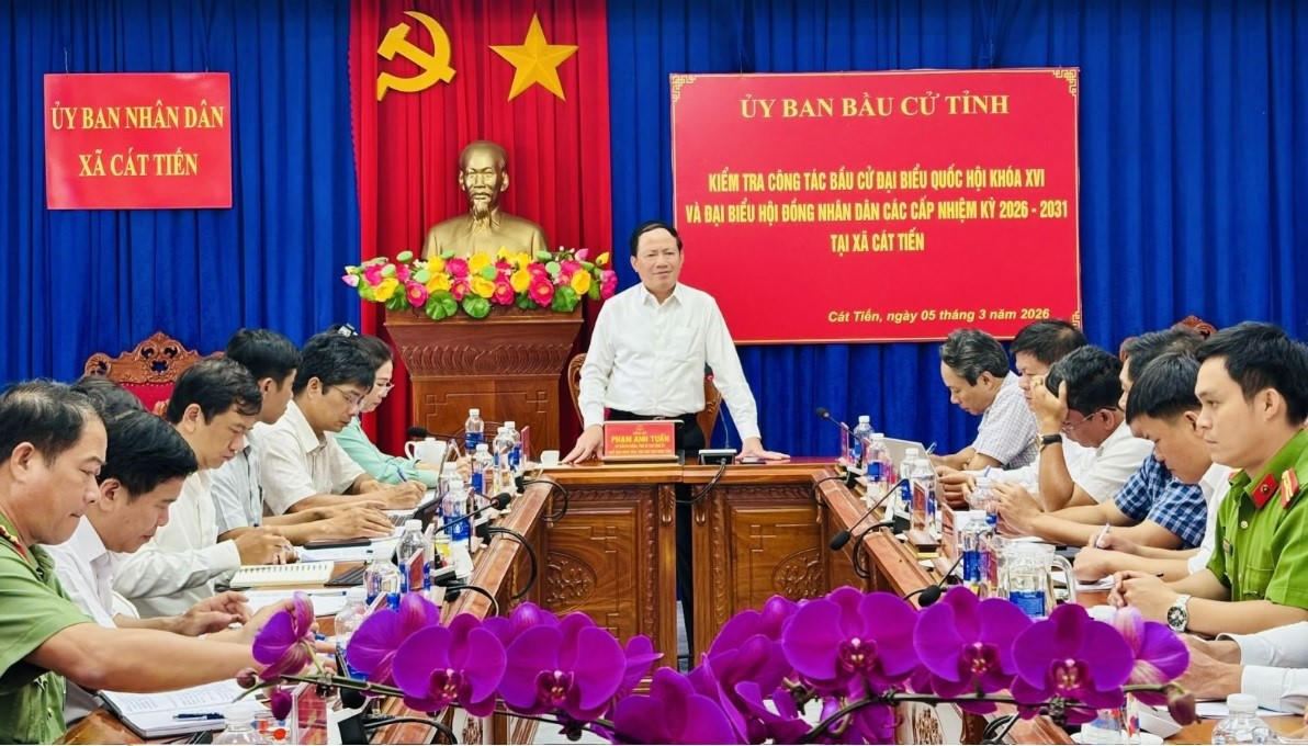 Quang cảnh buổi kiểm tra công tác chuẩn bị bầu cử tại xã Cát Tiến. Ảnh: CV.