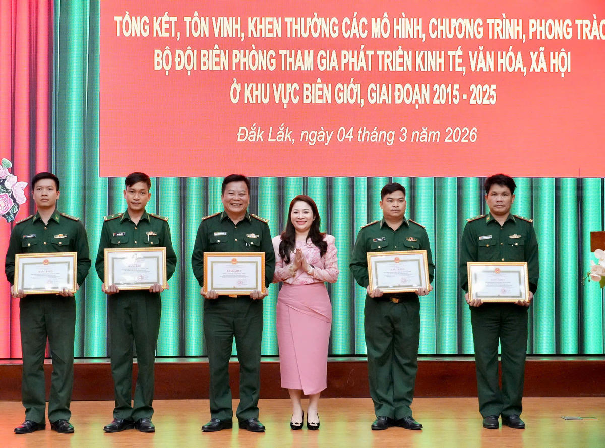 Lãnh đạo tỉnh Đắk Lắk trao Bằng khen của UBND tỉnh cho các tập thể có thành tích trong giai đoạn 2015-2025. Ảnh:TA.