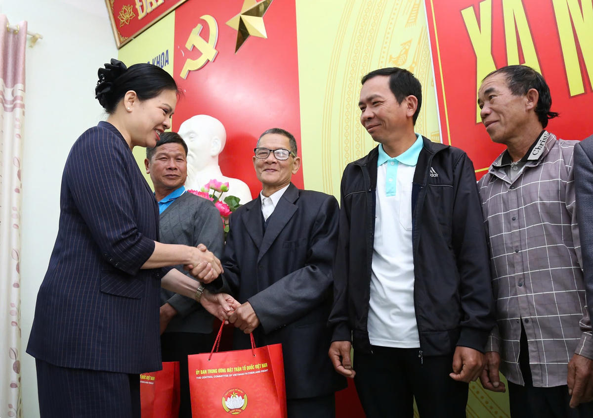 Phó Chủ tịch - Tổng Thư ký Ủy ban Trung ương MTTQ Việt Nam Hà Thị Nga tặng quà cho nhân dân xã Mường Khoa.. 