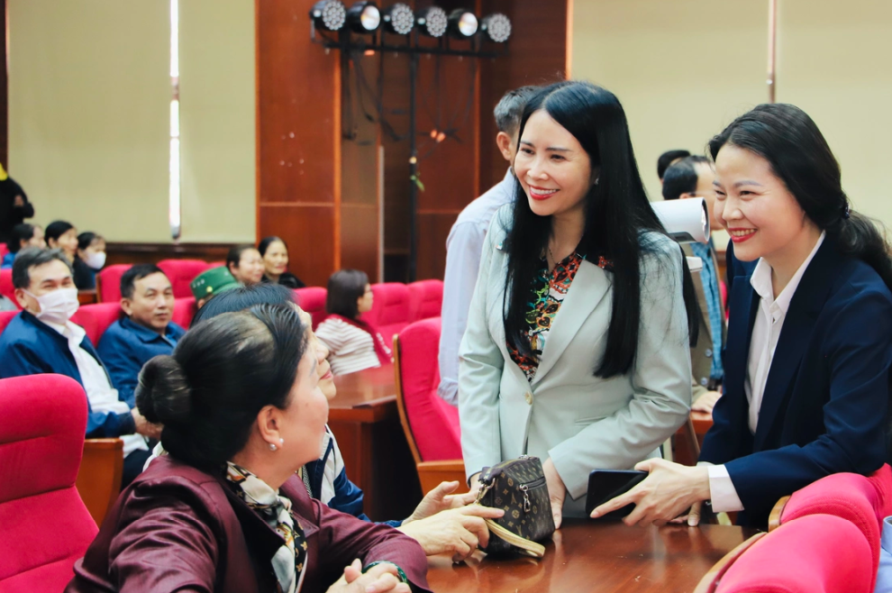 Bà Trần Lan Phương (thứ 2 từ phải qua), Phó Chủ tịch Thường trực Hội LHPN Việt Nam trao đổi với các cử tri tại TP Hải Phòng. Ảnh: Thu Hà.&nbsp;