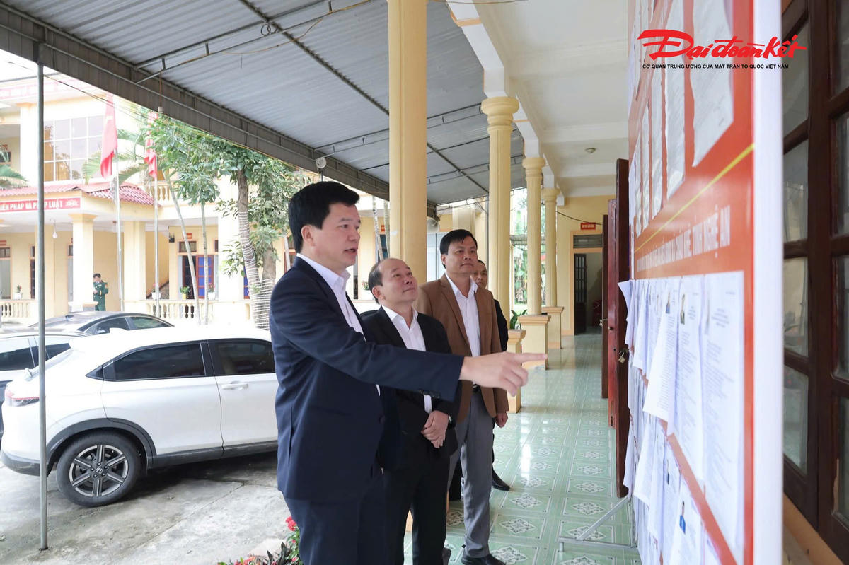 Ông Nguyễn Đình Hùng - Ủy viên Ban Thường vụ Tỉnh ủy, Phó Chủ tịch Thường trực Ủy ban MTTQ tỉnh Nghệ An làm trưởng đoàn đã tiến hành kiểm tra công tác chuẩn bị bầu cử đại biểu Quốc hội khóa XVI và đại biểu HĐND các cấp nhiệm kỳ 2026–2031 tại một số xã thuộc cụm Con Cuông. Ảnh: ĐH