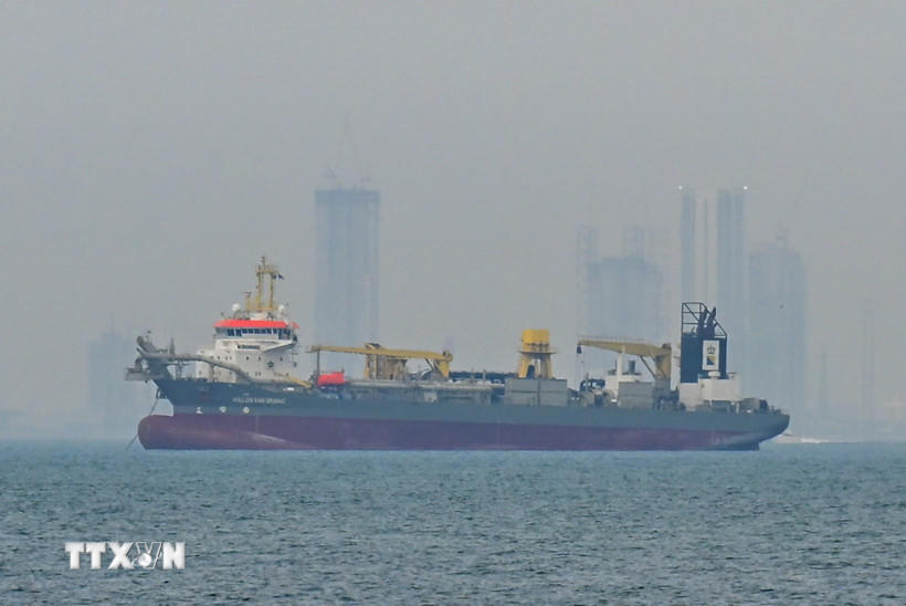 Tàu chở hàng thả neo ngoài khơi bờ biển Các tiểu vương quốc Arab Thống nhất (UAE) do tuyến đường hàng hải bị gián đoạn ở eo biển Hormuz khi xung đột bùng phát giữa Mỹ-Israel và Iran, ngày 2/3/2026. (Ảnh: Anadolu Agency/TTXVN).