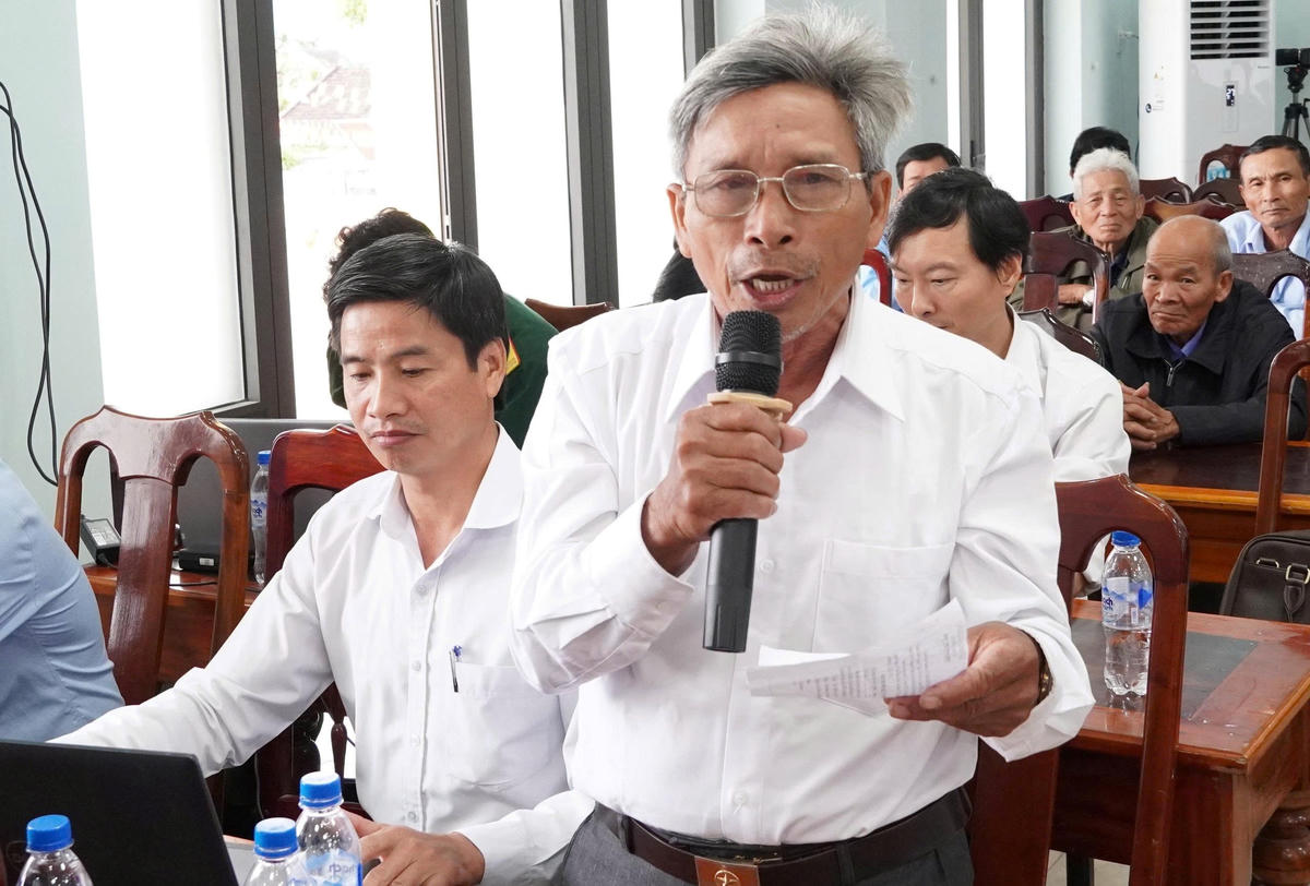 Cử tri xã Bình Minh và Bình Chương kiến nghị tại buổi tiếp xúc cử tri. Ảnh: CV.