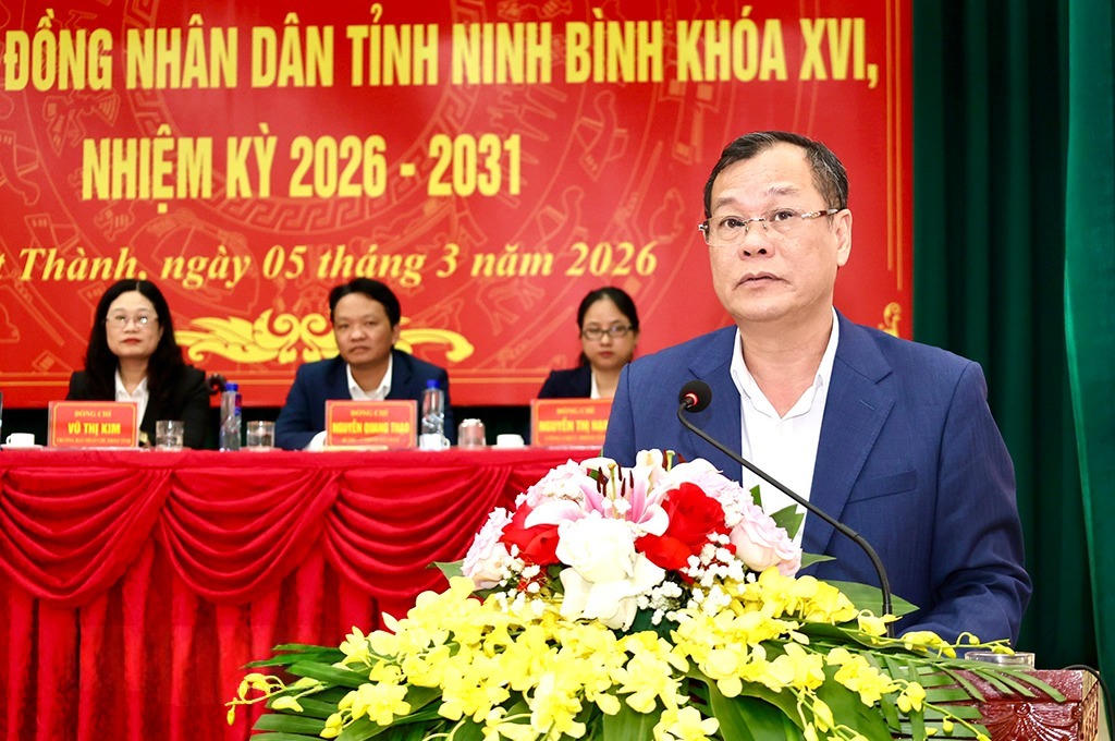 Phó Bí thư Tỉnh ủy, Chủ tịch HĐND tỉnh Lê Quốc Chỉnh trình bày chương trình hành động trước cử tri. Ảnh: Ngọc Ánh.